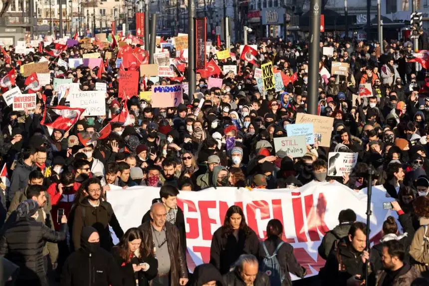 Los manifestantes corean consignas durante una marcha de protesta en apoyo del alcalde de Estambul arrestado, Ekrem Imamoglu, el 21 de marzo de 2025 en Estambul, Turquía. (Burak Kara/Getty Images)