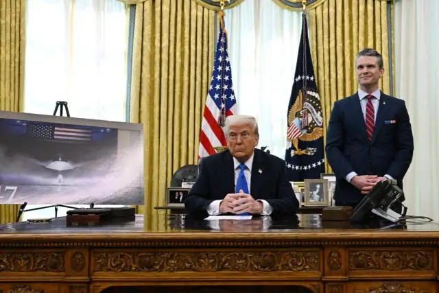 El presidente Donald Trump y el secretario de Defensa Pete Hegseth escuchan durante un acto en el Despacho Oval de la Casa Blanca en Washington, el 21 de marzo de 2025. (Annabelle Gordon/AFP vía Getty Images)