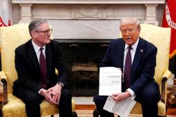 El presidente Donald Trump sostiene una carta del rey Carlos III de Gran Bretaña durante una reunión con el primer ministro británico, Sir Keir Starmer, en el Despacho Oval de la Casa Blanca el 27 de febrero de 2025. (Carl Court/Pool/AFP vía Getty Images)
