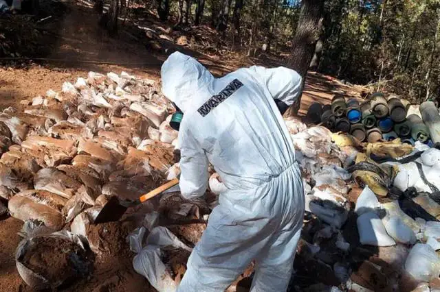 Fotografía cedida por la Armada de México donde se observa un integrante de la Marina durante la destrucción de un laboratorio clandestino en el poblado de Carrizalillo el 21 de marzo de 2025, en Zacatecas (México). EFE/Armada de México