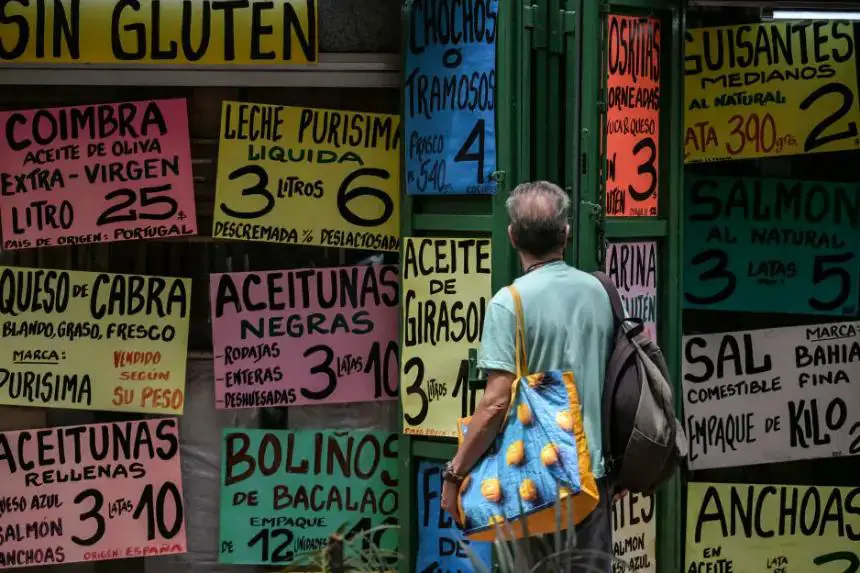 Un hombre observa los precios de los alimentos exhibidos en la fachada de un supermercado en Caracas (Venezuela) el 8 de mayo de 2024. (Juan Barreto/AFP vía Getty Images)