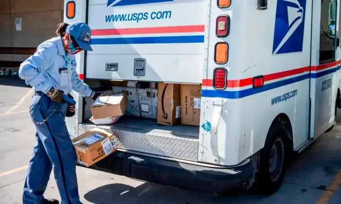 La cartero del Servicio Postal de EE. UU. Lizette Portugal termina de cargar su camión en medio de la pandemia de COVID-19 en El Paso, Texas, el 30 de abril de 2020. (Paul Ratje/AFP a través de Getty Images)
