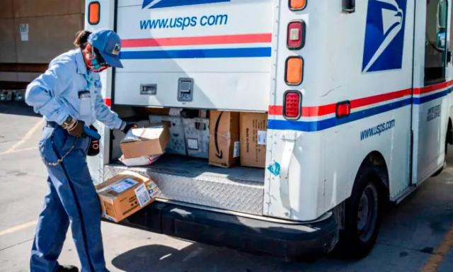 La cartero del Servicio Postal de EE. UU. Lizette Portugal termina de cargar su camión en medio de la pandemia de COVID-19 en El Paso, Texas, el 30 de abril de 2020. (Paul Ratje/AFP a través de Getty Images)
