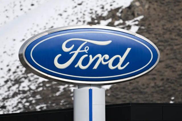 El logotipo se exhibe afuera de un concesionario de automóviles Ford en Hailey, Idaho, el 21 de marzo de 2025. (Patrick T. Fallon/AFP vía Getty Images)