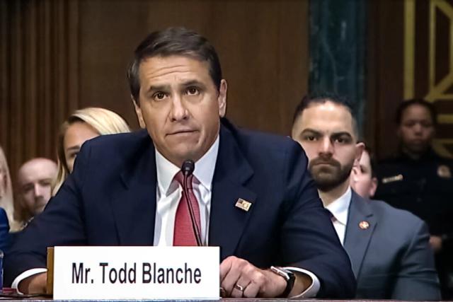 En esta imagen de video, Todd Blanche testifica durante su audiencia de confirmación en Washington el 12 de febrero de 2025. Más tarde fue confirmado como fiscal general adjunto. (The Epoch Times a través del Comité Judicial del Senado)