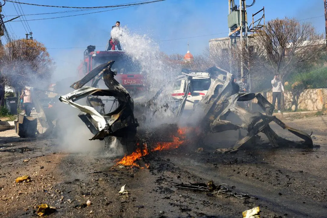 Un bombero apaga las llamas de un coche alcanzado por un ataque israelí en la aldea de Burj al-Muluk, en el sur del Líbano, el 15 de marzo de 2025. (Rabih Daher/AFP a vía Getty Images)
