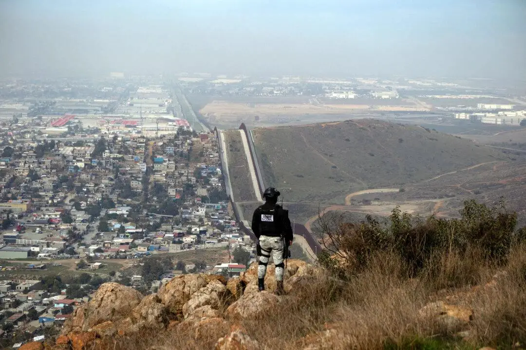 Un oficial de la Guardia Nacional Mexicana patrulla la zona fronteriza en el este de Tijuana, Baja California, México, el 5 de marzo de 2025. (Guillermo Arias/AFP/Getty Images)