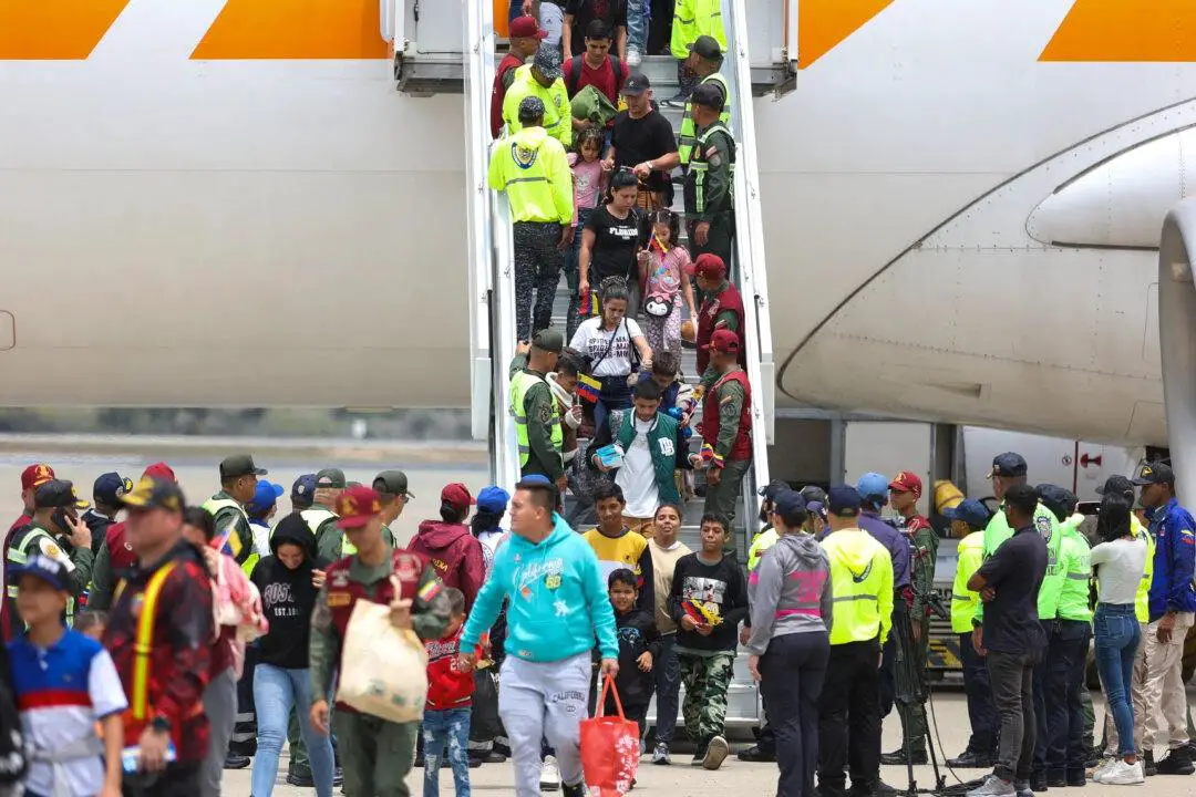 Migrantes venezolanos descienden de un avión a su llegada al Aeropuerto Internacional Simón Bolívar en Maiquetía, Venezuela, el 20 de marzo de 2025. (Pedro Mattey/AFP vía Getty Images)