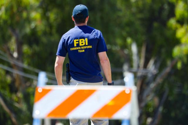 Un agente del FBI camina hacia la escena de un crimen en una foto de archivo. (Mario Tama/Getty Images)