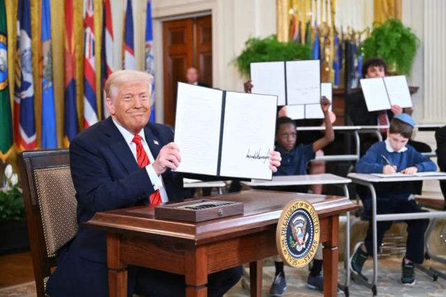 El presidente de EE. UU., Donald Trump, sostiene una orden ejecutiva tras firmarla en el Salón Este de la Casa Blanca en Washington, DC, el 20 de marzo de 2025. (MANDEL NGAN/AFP vía Getty Images)
