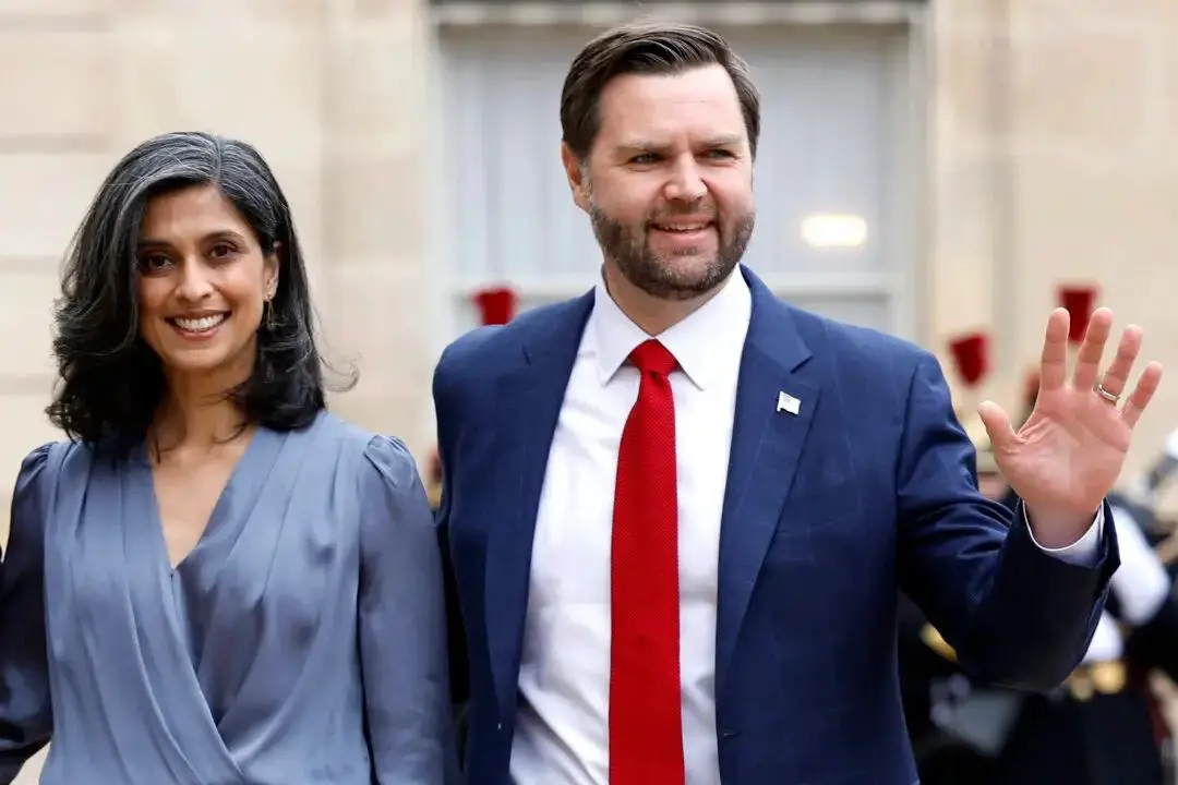 El vicepresidente JD Vance (D) y su esposa Usha Vance llegan a un almuerzo de trabajo con el presidente francés, al margen de la Cumbre de Acción de Inteligencia Artificial (IA), en el Palacio del Elíseo, en París, el 11 de febrero de 2025. (Ian Langsdon/AFP a través de Getty Images)
