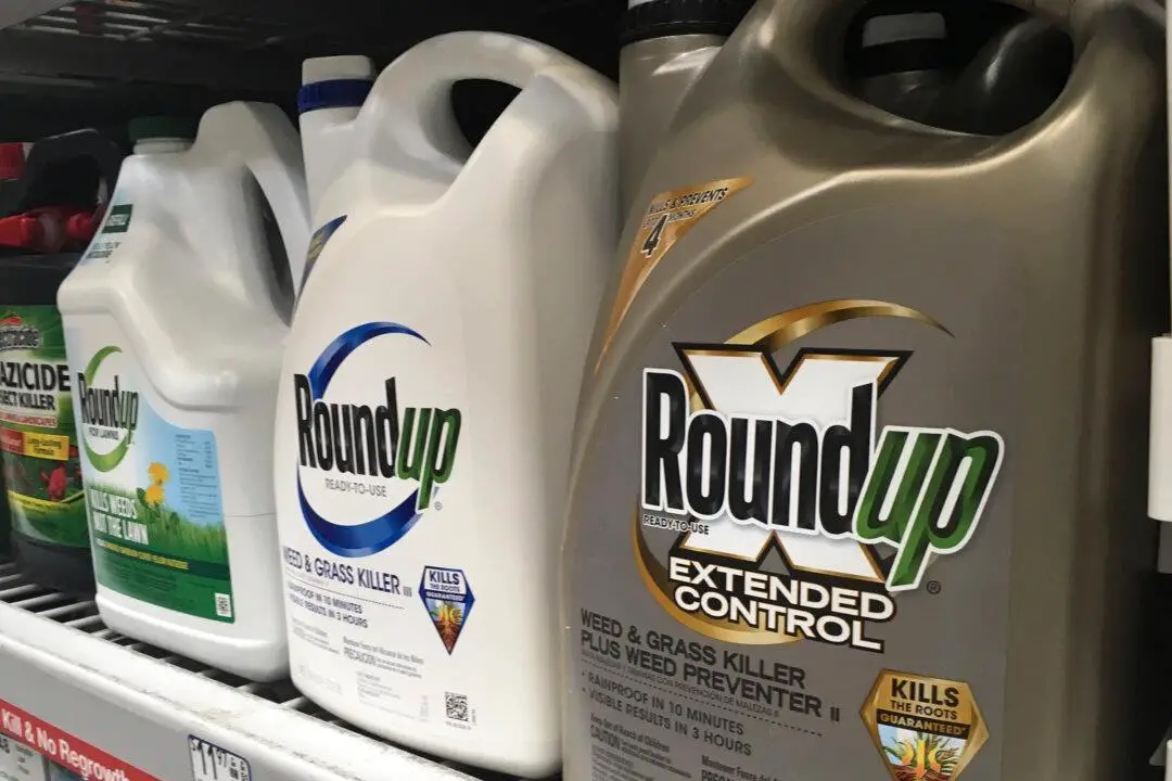 En esta foto de archivo del 24 de febrero de 2019, se muestran envases de Roundup en el estante de una tienda en San Francisco. (AP Photo/Haven Daley, Archivo)