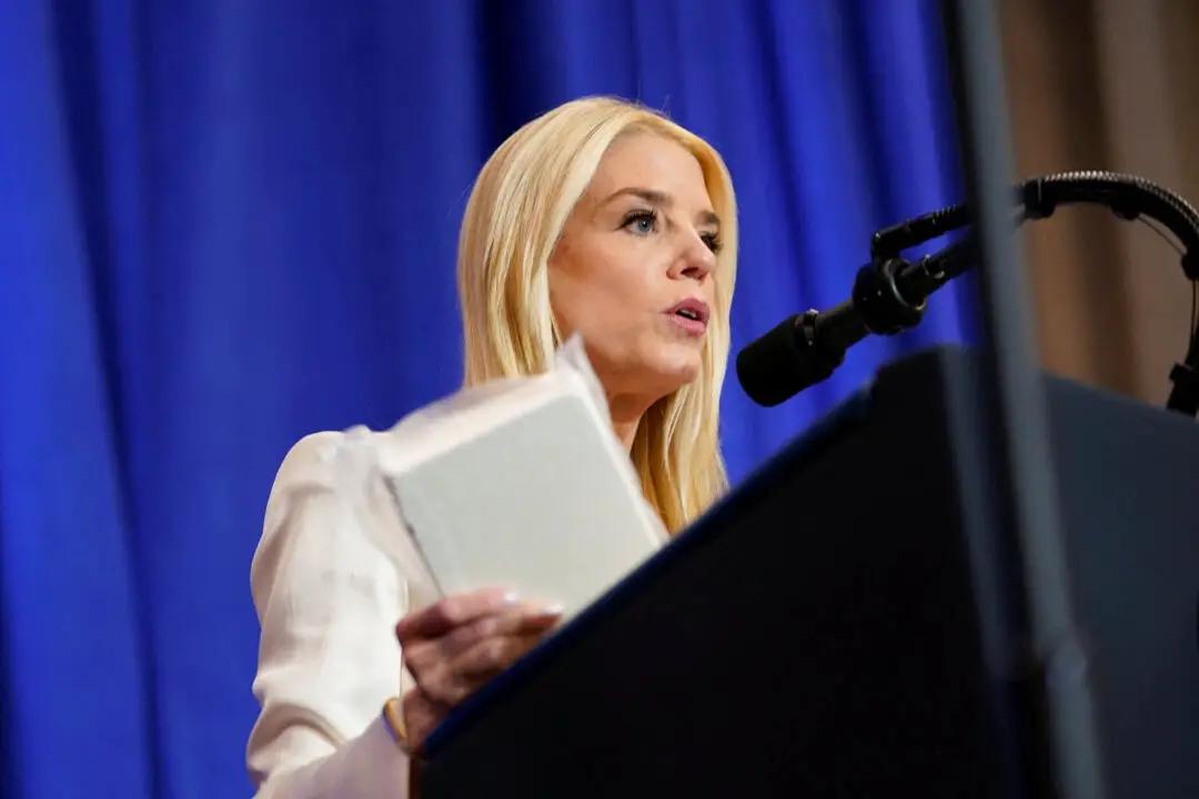 La fiscal general de EE. UU., Pam Bondi, habla durante la visita del presidente Donald Trump al Departamento de Justicia para dirigirse a sus trabajadores, en Washington, el 14 de marzo de 2025. (Nathan Howard/Reuters)
