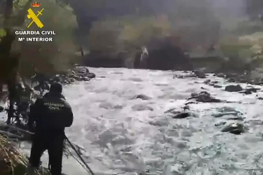 Captura de pantalla del vídeo de la búsqueda por agentes de la Guardia Civil del motorista de 61 años que fue arrastrado por la corriente del río Genal en Pujerra (Málaga) a causa de las últimas lluvias. EFE
