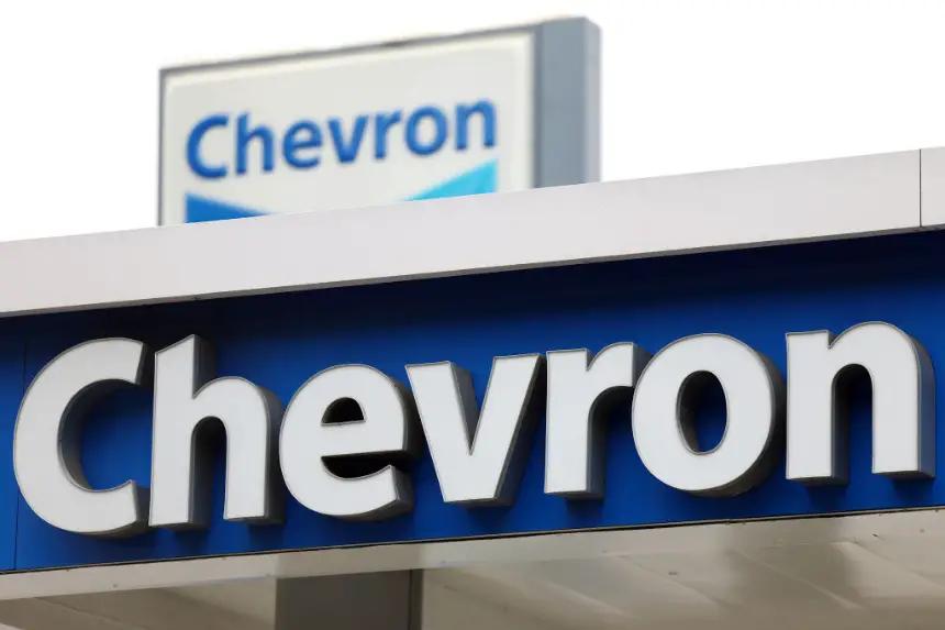 El logotipo de Chevron se muestra en una estación de servicio Chevron el 22 de mayo de 2023 en Los Ángeles, California (EE. UU.). (Mario Tama/Getty Images)