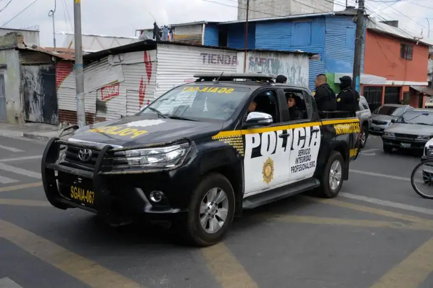 Policías patrullan en la Ciudad de Guatemala (Guatemala), el 6 de febrero de 2024. (Orlando Estrada/AFP vía Getty Images)