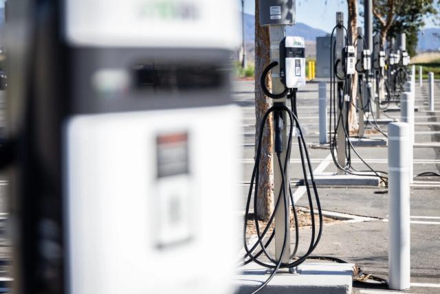 Una estación de carga de vehículos eléctricos en Irvine, California, el 28 de noviembre de 2023. (John Fredricks/The Epoch Times)