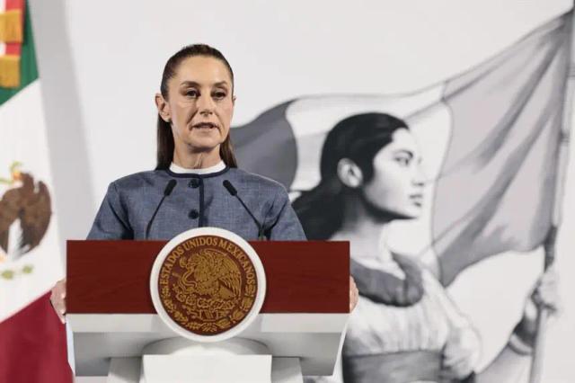 La presidenta de México, Claudia Sheinbaum, habla durante una rueda de prensa el 25 de marzo de 2025, en Palacio Nacional de la Ciudad de México (México). EFE/José Méndez