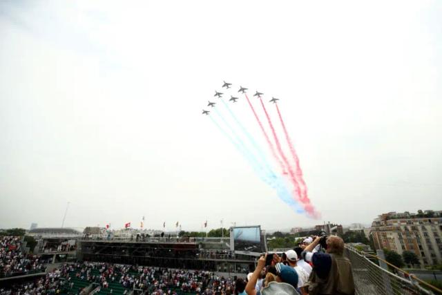 Una vista general mientras los aviones vuelan dejando los colores de la bandera francesa, el 10 de junio de 2018 en París, Francia. (Cameron Spencer/Getty Images)