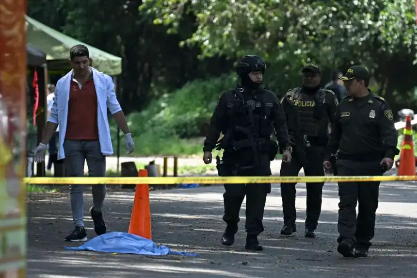 Policías colombianos y peritos forenses trabajan en el lugar donde explotó una motocicleta bomba en Jamundi, Valle del Cauca, Colombia, el 7 de diciembre de 2024. (Joaquín Sarmiento/AFP vía Getty Images)