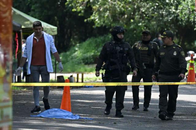 Policías colombianos y peritos forenses trabajan en el lugar donde explotó una motocicleta bomba en Jamundi, Valle del Cauca, Colombia, el 7 de diciembre de 2024. (Joaquín Sarmiento/AFP vía Getty Images)