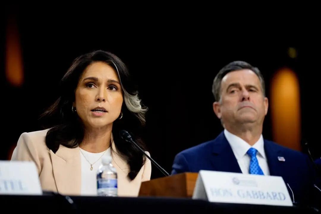 La directora de Inteligencia Nacional, Tulsi Gabbard (izquierda), acompañada por el director de la Agencia Central de Inteligencia, John Ratcliffe (derecha), habla durante una audiencia del Comité de Inteligencia del Senado en Washington el 25 de marzo de 2025. (Andrew Harnik/Getty Images)
