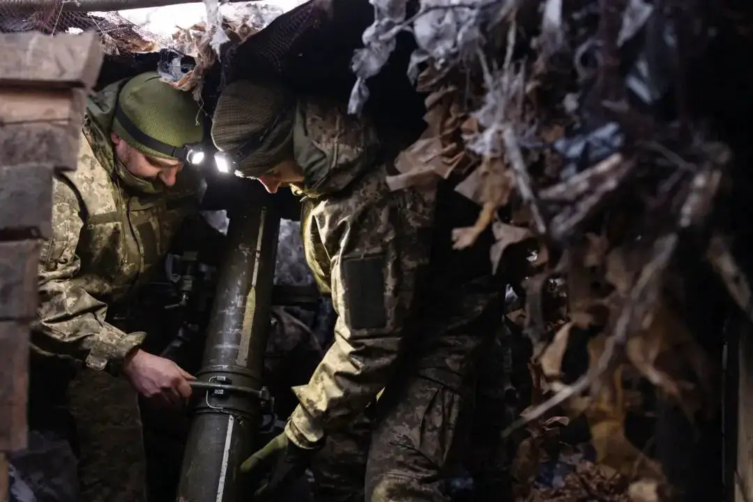 Miembros de la 117.ª Brigada de las Fuerzas de Defensa Territorial de Ucrania disparan un mortero de 120 mm de fabricación ucraniana contra posiciones rusas en la región de Sumy (Ucrania), el 9 de marzo de 2025. (Diego Fedele/Getty Images)
