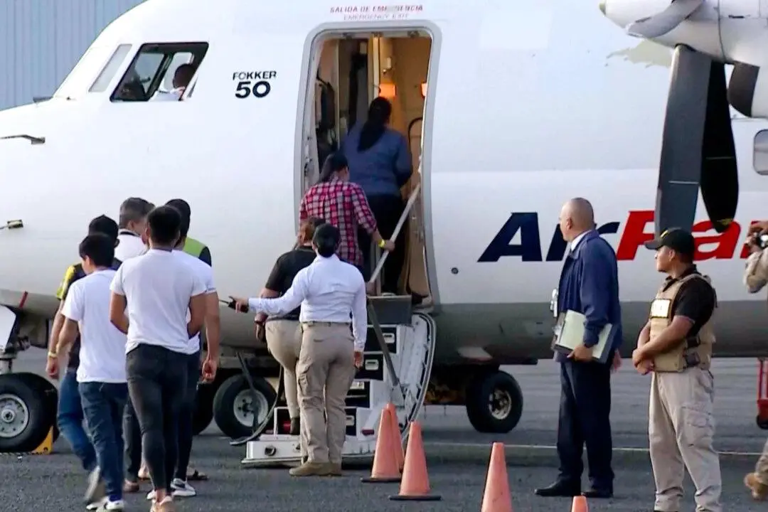 Un vuelo de deportación embarca a pasajeros procedentes de Panamá, financiado por Estados Unidos, en la Ciudad de Panamá, el 13 de febrero de 2025. (Telemetro vía AP/Captura de pantalla vía The Epoch Times)