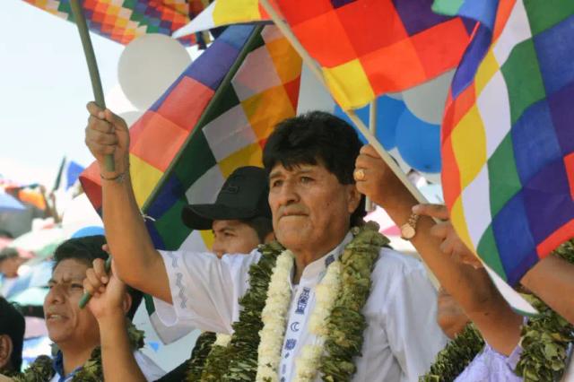 El expresidente de Bolivia, Evo Morales (c), asiste a las celebraciones por el 19º aniversario de la victoria del Movimiento al Socialismo (MAS) en las urnas y su llegada al poder en Chimoré, departamento de Cochabamba, Bolivia, el 18 de diciembre de 2024. (Fernando Cartagena/AFP vía Getty Images)