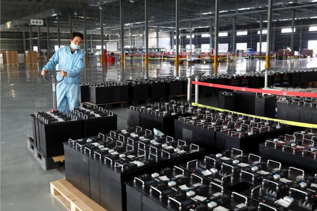 Un empleado en el taller de una empresa de fabricación de baterías de litio en Huaibei, provincia de Anhui, en el este de China, el 14 de noviembre de 2020. (STR/AFP via Getty Images)
