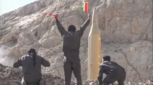 Esta captura de video, tomada de material difundido por el Cuerpo de la Guardia Revolucionaria Islámica (IRGC) el 21 de marzo de 2026, parece mostrar lo que se describe como el lanzamiento de "la 72.ª oleada" de misiles contra objetivos israelíes y la Quinta Flota del Ejército de Estados Unidos. (SEPAHNEWS.COM / AFP vía Getty Images) / Israel OUT - XGTY)