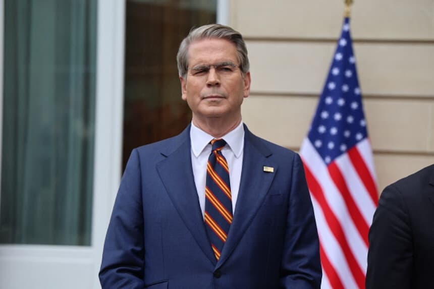 El secretario del Tesoro de EE. UU., Scott Bessent, habla con la prensa tras conversaciones comerciales con China en la OCDE, en París, el 16 de marzo de 2026. (Ludovic Marin/AFP vía Getty Images).