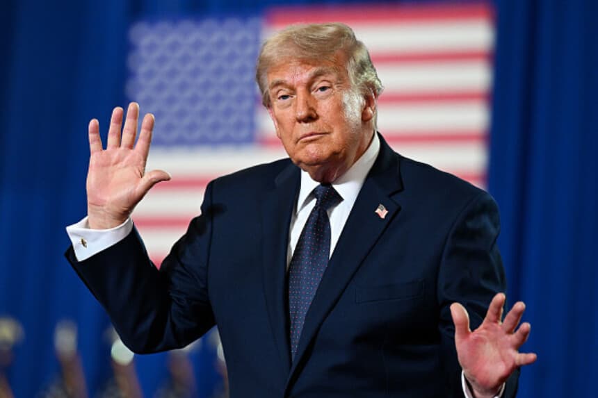 Donald Trump baila en el escenario tras un acto de campaña y política económica en el SUNY Rockland Community College, el 22 de mayo de 2026 en Suffern, Nueva York. Trump respaldó la campaña del representante Mike Lawler para la reelección a la Cámara de Representantes. (Roberto Schmidt/Getty Images).