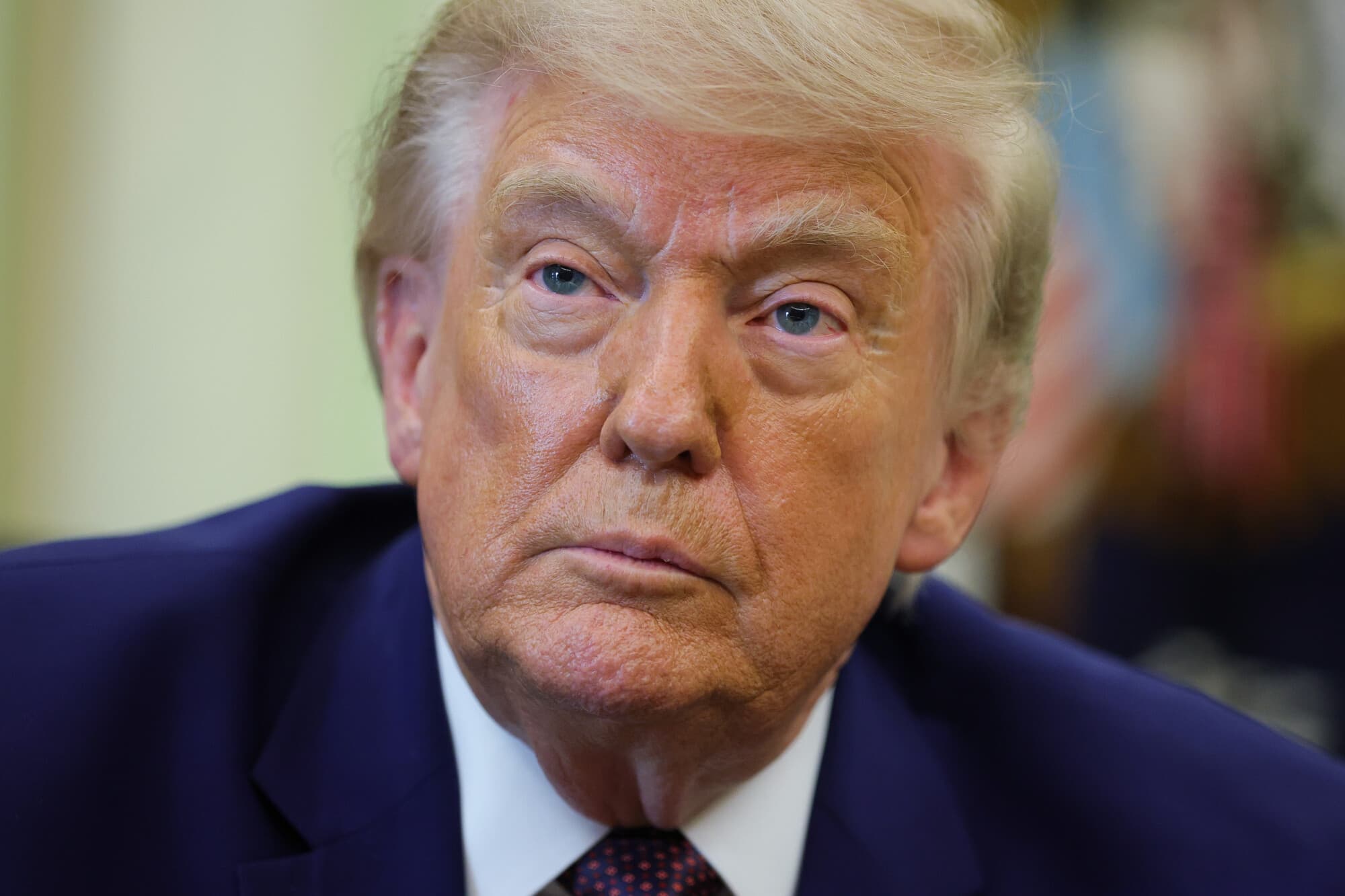 El presidente de Estados Unidos, Donald Trump, observa durante un acto celebrado en el Despacho Oval de la Casa Blanca el 3 de junio de 2026 en Washington, DC. (Kevin Dietsch/Getty Images)