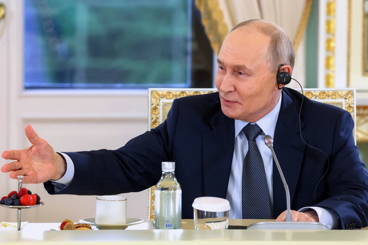El presidente ruso, Vladímir Putin, gesticula durante una reunión con representantes de agencias de noticias internacionales al margen del Foro Económico Internacional de San Petersburgo, celebrado en el Palacio Constantino de San Petersburgo (Rusia), el 4 de junio de 2026. (Alexander Kazakov, Sputnik, Foto del Pool del Kremlin vía AP)
