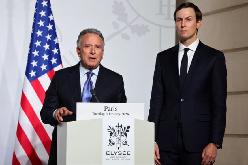Steve Witkoff (izquierda) ofrece una rueda de prensa junto a Jared Kushner tras la firma de una declaración sobre el despliegue de fuerzas en Ucrania después del alto el fuego, durante una cumbre sobre garantías de seguridad para Ucrania en el Palacio del Elíseo, en París, el 6 de enero de 2026. (Ludovic Marin/Pool/AFP vía Getty Images).