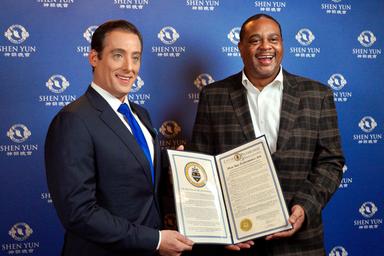 El alcalde de Pittsburgh, Ed Gainey (R), visitó el Benedum Center for the Performing Arts para entregar el premio a Shen Yun Performing Arts el 27 de enero de 2024.