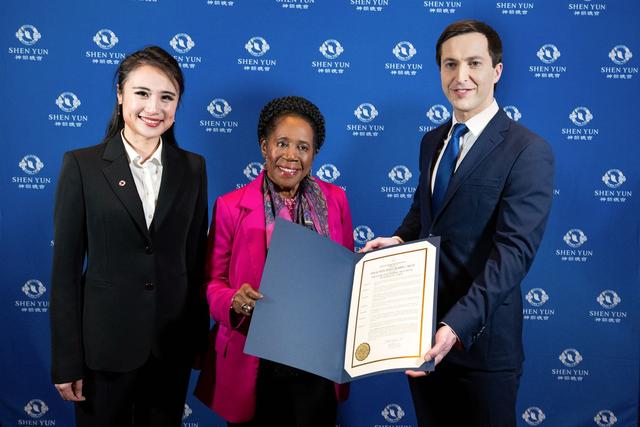 La representante Sheila Jackson Lee (D-Texas) presentó una felicitación del Congreso a Shen Yun en el Jones Performing Arts Center, el 30 de diciembre de 2023.