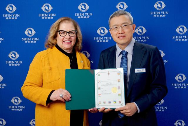 Anna Roberts, miembro del Parlamento de Toronto, entregó una carta de felicitación a un representante de los organizadores de Shen Yun el 4 de abril de 2024.