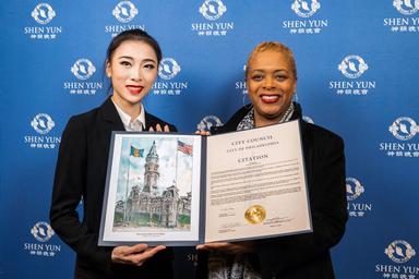  La concejala de Filadelfia Cindy Bass (R) elogió a Shen Yun en el Miller Theater el 10 de marzo de 2024.