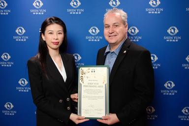 Sal Medina (dcha.), alcalde de Claremont,  California, disfrutó de Shen Yun en el Bridges Auditorium - Pomona College y entregó un certificado de reconocimiento al grupo el 10 de marzo de 2024.