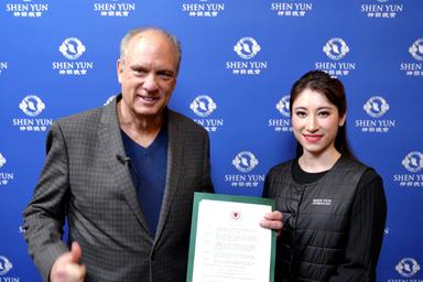 El alcalde de Worcester, Joseph M. Petty, entrega una proclama a Shen Yun en el Teatro Hanover de Worcester (Massachusetts) el 14 de enero de 2024.