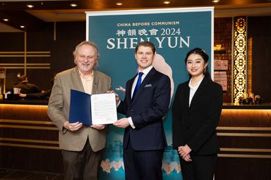 Bert Baron (izquierda), responsable de información pública de New Brunswick, Nueva Jersey, presentó en nombre del alcalde James Cahill y de la ciudad una mención de honor a Shen Yun, declarando del 28 al 31 de marzo "Días de Shen Yun" el 30 de marzo de 2024.