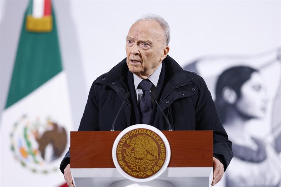 El titular de la FGR, Alejandro Gertz Manero, habla durante una rueda de prensa el 25 de febrero de 2025, en el Palacio Nacional, en Ciudad de México (México). EFE/ Sáshenka Gutiérrez