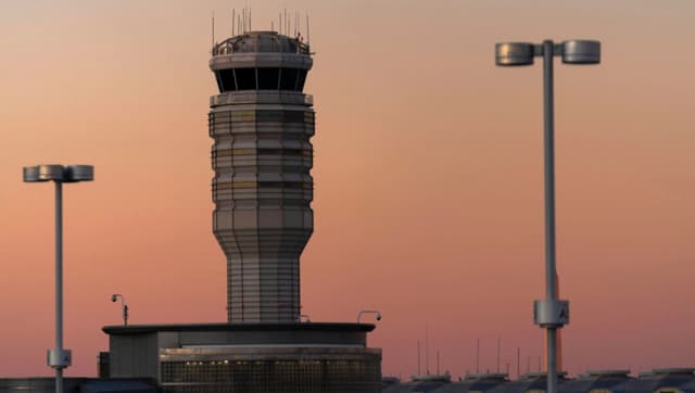 La torre de control de tráfico aéreo del Aeropuerto Nacional Ronald Reagan de Washington se ve al atardecer, el sábado 1 de febrero de 2025, en Arlington, Virginia. (José Luis Magaña/AP Photo).