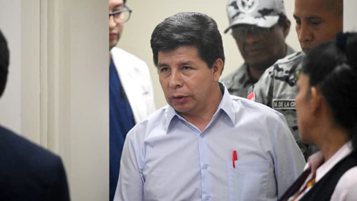 El expresidente de Perú (2021-2022) Pedro Castillo hace un gesto a su llegada a la audiencia de apertura del juicio oral contra él y tres exministros de su gobierno, en la sala de audiencias de la Dirección de Operaciones Especiales de la Policía Nacional (DINOES) en Lima el 4 de marzo de 2025. (Ernesto Benavides/AFP vía Getty Images)