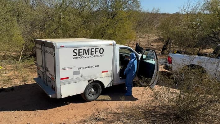 Imagen de archivo de peritos forenses que trabajan en la zona donde se localizaron cuerpos, en Oaxaca, México. EFE/ Daniel Sánchez