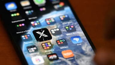 Esta foto ilustrativa muestra la aplicación de la plataforma de redes sociales X (antes Twitter) en un teléfono inteligente en Río de Janeiro, Brasil, el 18 de septiembre de 2024. (Mauro Pimentel/AFP vía Getty Images)