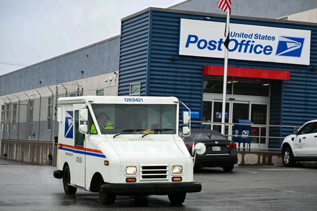 Una oficina de correos del Servicio Postal de Estados Unidos (USPS) cerca del Aeropuerto Internacional de Los Ángeles el 5 de febrero de 2025. (Patrick T. Fallon/AFP a través de Getty Image)