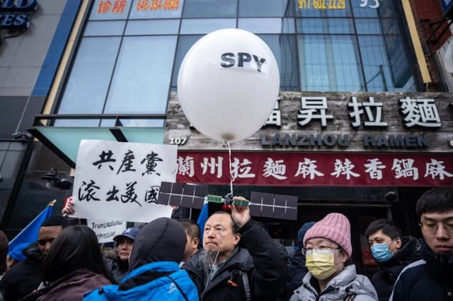 Asistentes a una rueda de prensa y una concentración frente a la America ChangLe Association, una comisaría secreta de la policía china ya clausurada, en la que se pone de relieve la represión transnacional de Beijing, en Nueva York, el 25 de febrero de 2023. Samira Bouaou/The Epoch Times